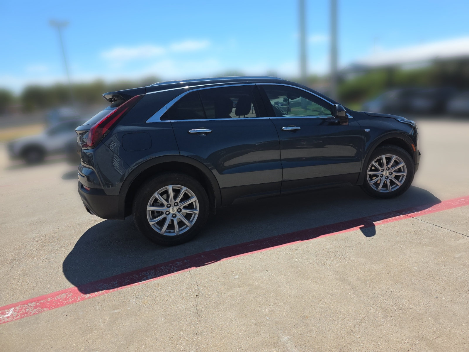 Used 2021 Cadillac XT4 Luxury w/ Cold Weather Package FWD image 4