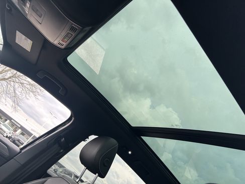 Certified 2022 Volkswagen Tiguan SE R-Line image 23