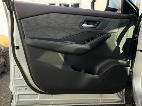 Used 2022 Nissan Rogue SV image 10