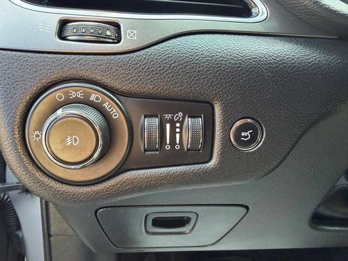 Used 2019 Jeep Cherokee Limited AWD/4WD image 5