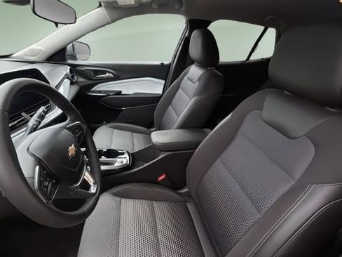 Used 2025 Chevrolet Trax LT w/ Driver Confidence Package FWD image 17