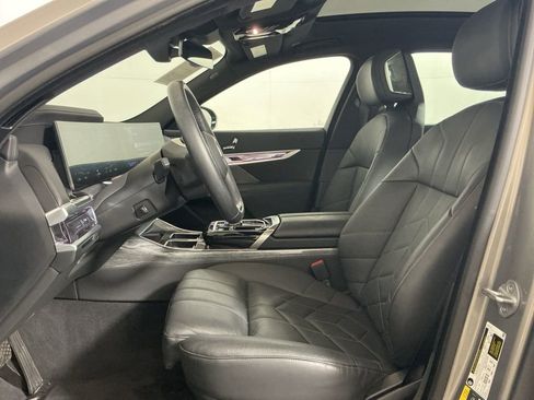 Used 2024 BMW i7 eDrive50 image 24