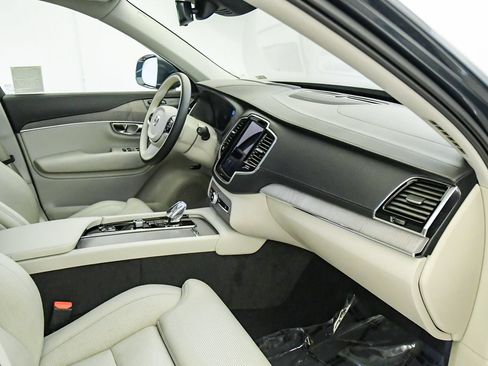 Certified 2025 Volvo XC90 T8 Ultra w/ Protection Package Premier AWD/4WD image 16