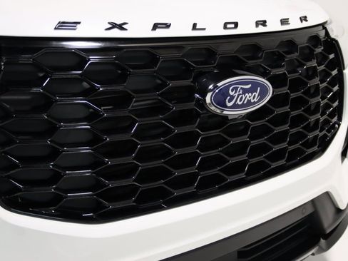 Used 2025 Ford Explorer ST-Line w/ Premium Package image 25