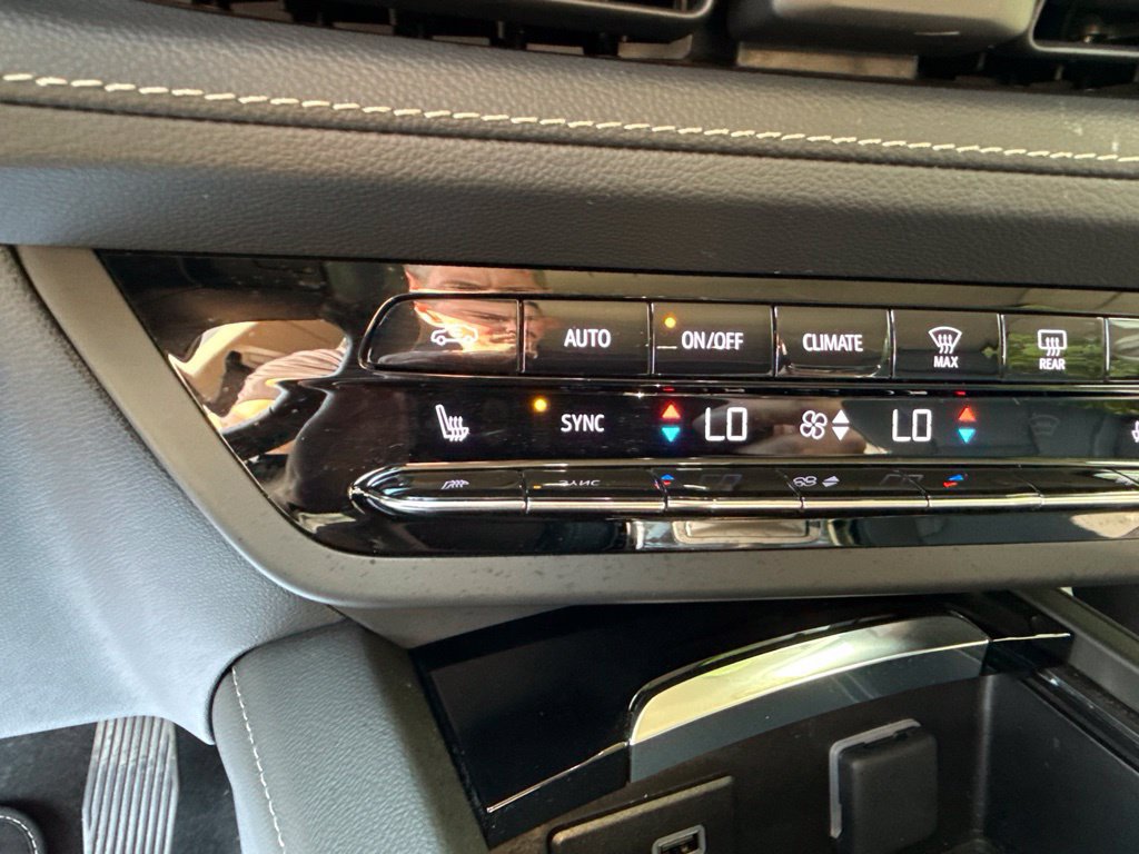 Used 2023 Buick Envision Essence AWD/4WD image 33