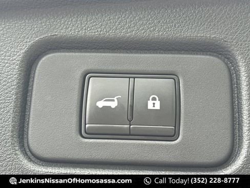 Used 2023 Nissan Pathfinder Platinum w/ Black Appearance Package FWD image 22