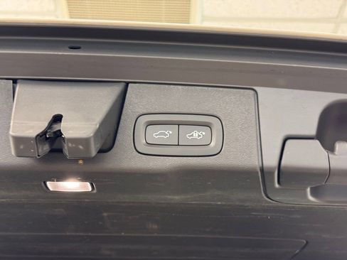 Used 2023 Volvo XC60 B5 Plus image 25