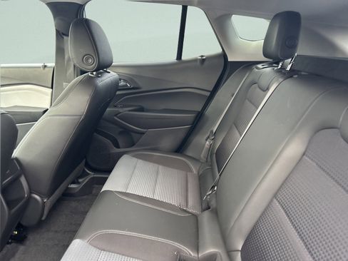 Used 2025 Chevrolet Trax LT w/ LT Convenience Package image 14