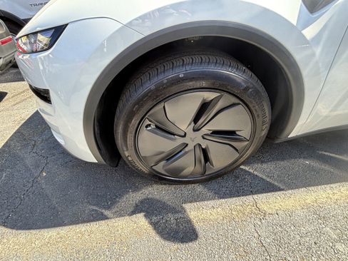 Used 2026 Tesla Model Y 2WD image 3