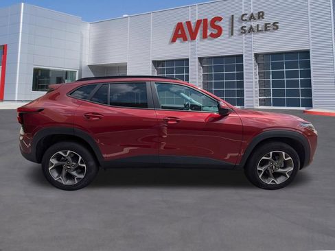 Used 2025 Chevrolet Trax LT w/ LT Convenience Package FWD image 5