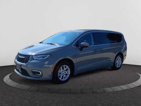 Used 2023 Chrysler Pacifica Touring-L FWD image 3