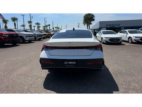 Used 2025 Hyundai Elantra SE FWD image 3