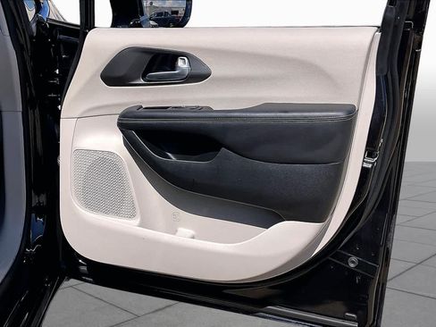 Used 2024 Chrysler Pacifica Touring-L FWD image 19