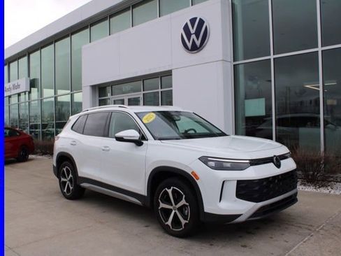 Used 2025 Volkswagen Tiguan SE AWD/4WD image 1