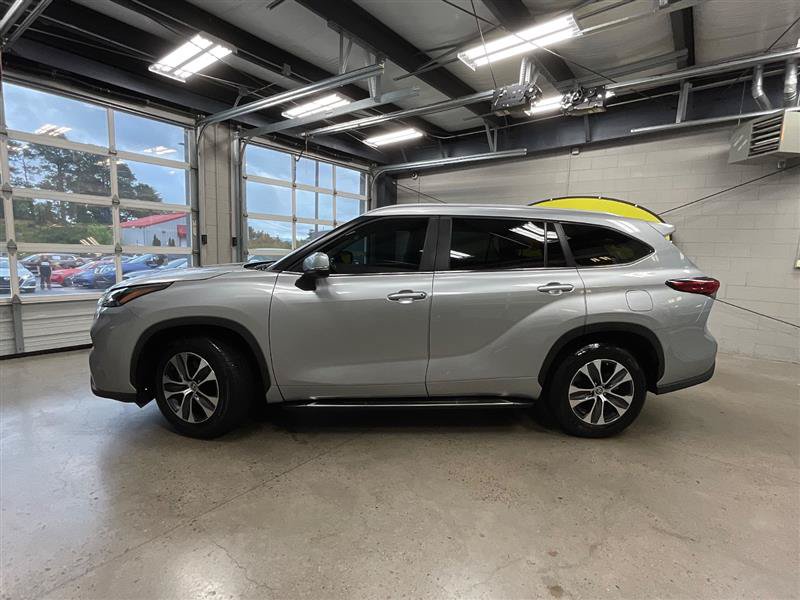 Used 2023 Toyota Highlander XLE FWD image 2