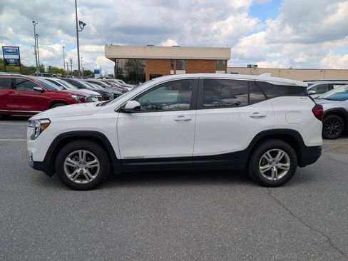 Used 2024 GMC Terrain SLE image 2