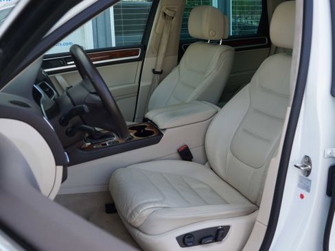 Used 2014 Volkswagen Touareg TDI image 34