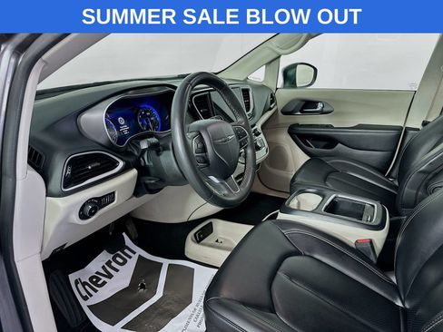 Used 2023 Chrysler Pacifica Touring-L FWD image 9