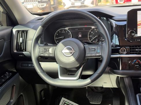 Used 2024 Nissan Pathfinder SL FWD image 24