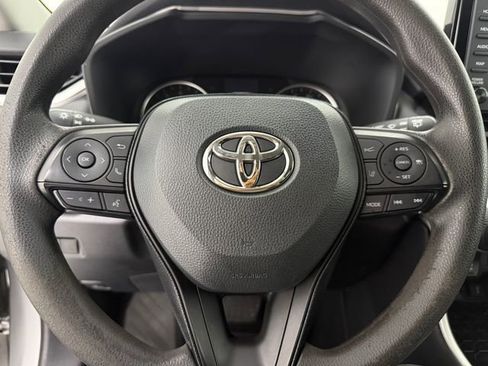 Used 2020 Toyota RAV4 LE FWD image 9