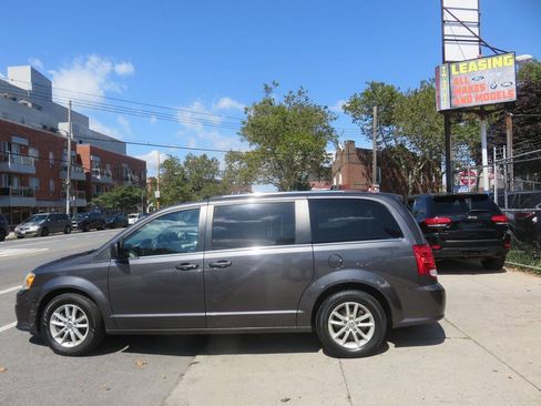 Used 2019 Dodge Grand Caravan SXT FWD image 6