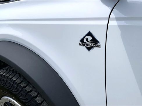 Used 2025 Ford Bronco Outer Banks w/ Sasquatch Package AWD/4WD image 4