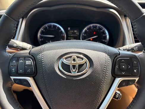 Used 2019 Toyota Highlander Limited AWD/4WD image 16
