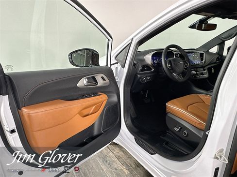 New 2026 Chrysler Pacifica Pinnacle w/ Trailer Tow Group image 19