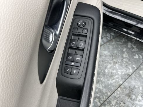 Used 2024 Chrysler Pacifica Touring-L image 7