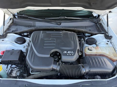 Used 2019 Chrysler 300 Touring RWD image 12