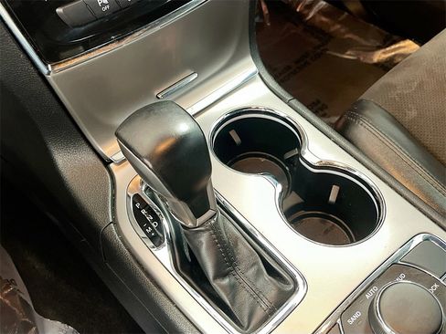 Used 2022 Jeep Grand Cherokee Laredo X image 17