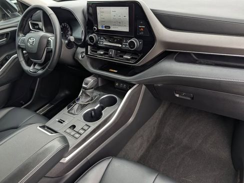 Used 2023 Toyota Highlander XLE FWD image 32