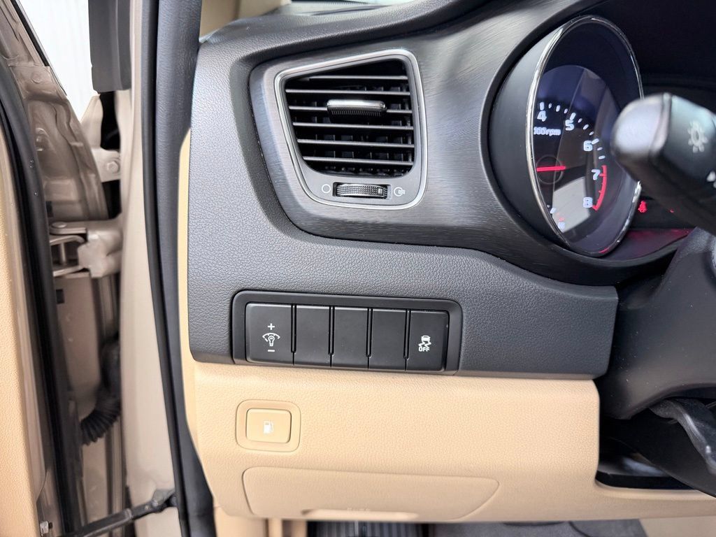 Used 2017 Kia Sedona LX FWD image 37