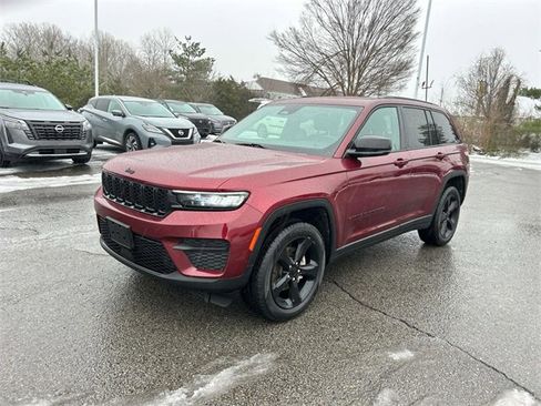 Used 2023 Jeep Grand Cherokee Altitude image 9