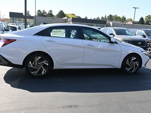 Used 2025 Hyundai Elantra SEL w/ Cargo Package image 8