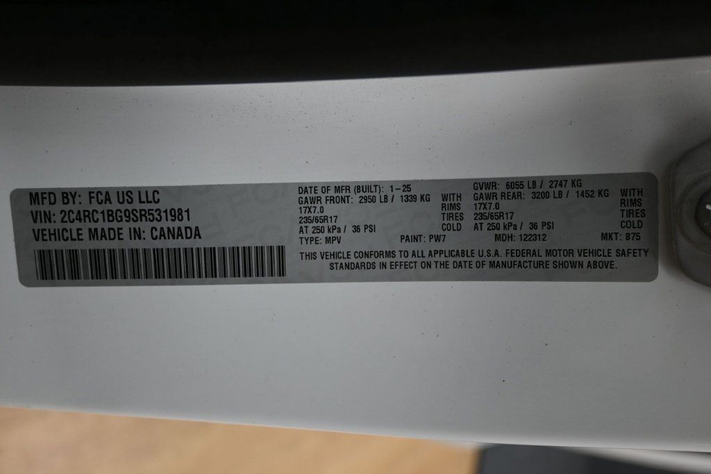 Used 2025 Chrysler Pacifica Select FWD image 31