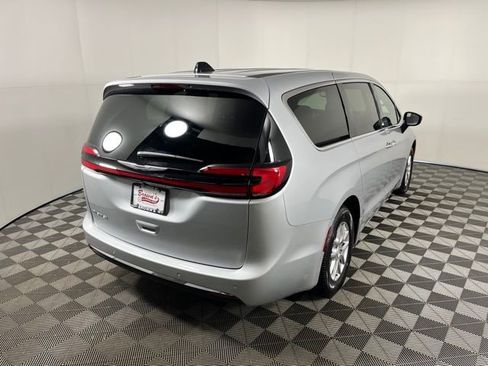 Used 2026 Chrysler Pacifica Select FWD image 7