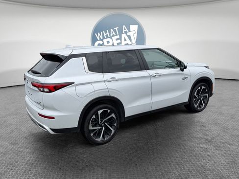 Used 2025 Mitsubishi Outlander SE AWD/4WD image 3