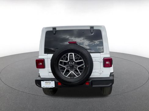Used 2025 Jeep Wrangler Sahara image 12