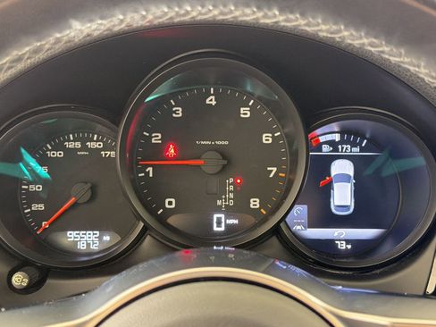 Used 2018 Porsche Macan AWD/4WD image 23