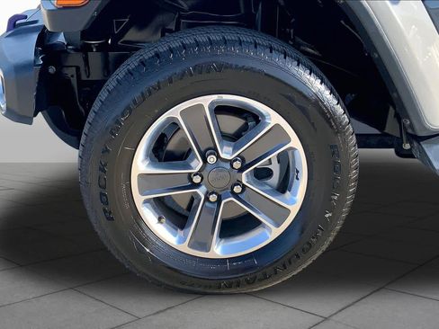 Used 2018 Jeep Wrangler Unlimited Sahara w/ LED Lighting Group AWD/4WD image 10