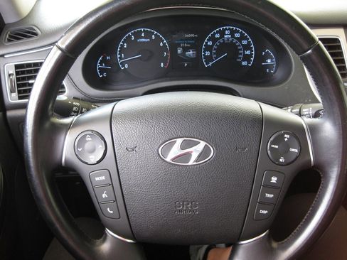 Used 2013 Hyundai Genesis 3.8 w/ Technology Pkg RWD image 11