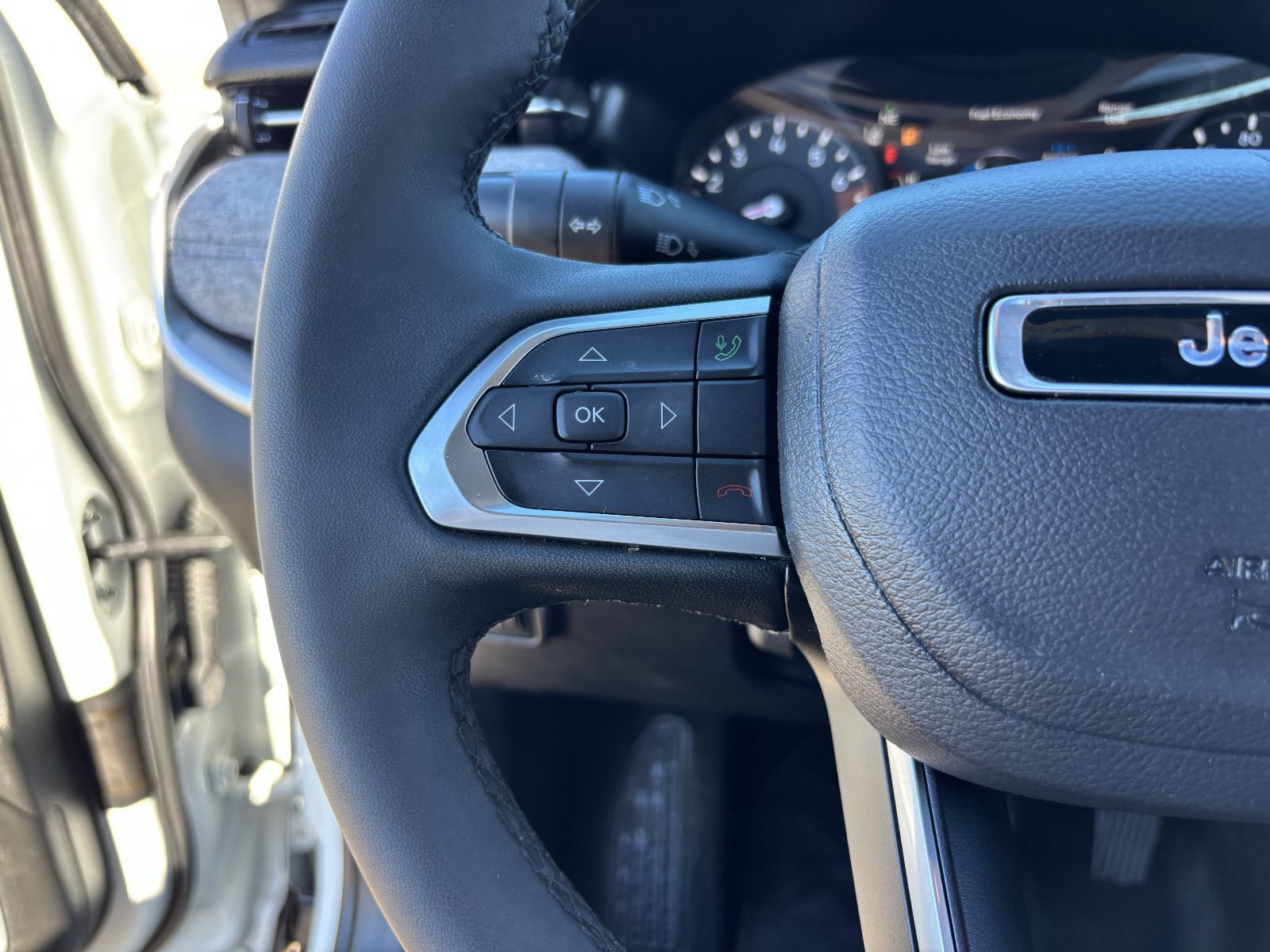Used 2025 Jeep Compass Latitude AWD/4WD image 29