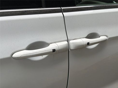 Used 2023 Chrysler Pacifica Touring-L FWD image 11