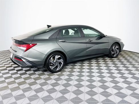 Certified 2025 Hyundai Elantra SEL FWD image 10