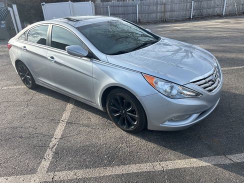 Used 2013 Hyundai Sonata SE w/ Navigation & Sunroof Pkg image 3