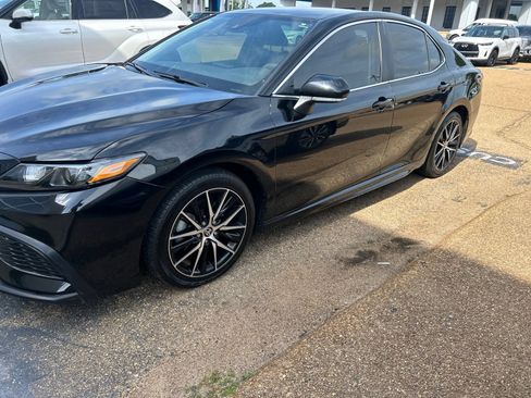 Used 2023 Toyota Camry SE FWD image 2