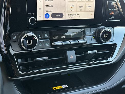 Used 2025 Toyota Highlander XLE image 20