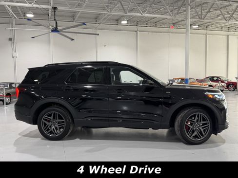 Used 2025 Ford Explorer ST-Line w/ ST-Line Street Pack image 2