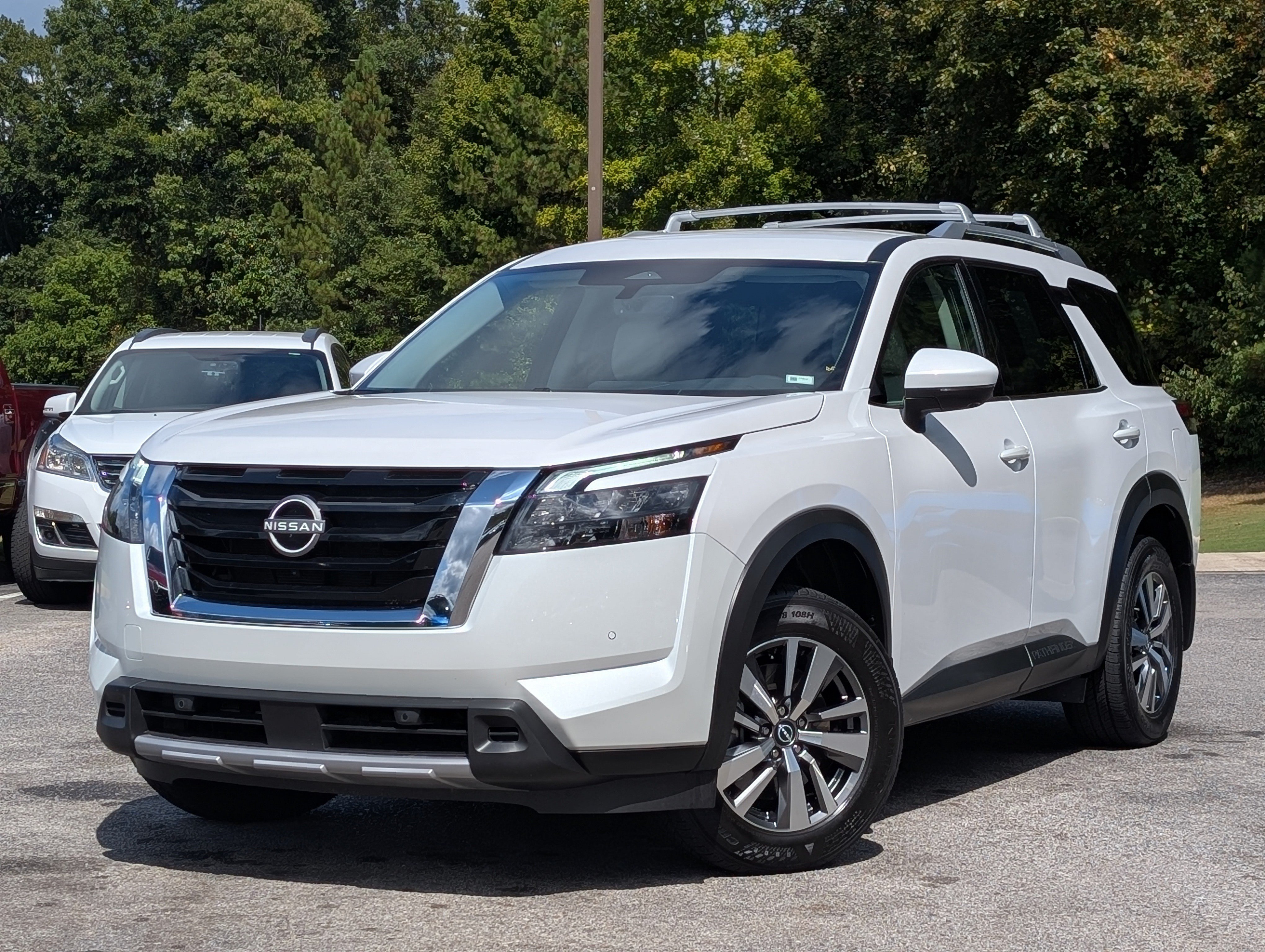 Used 2025 Nissan Pathfinder SL FWD image 4